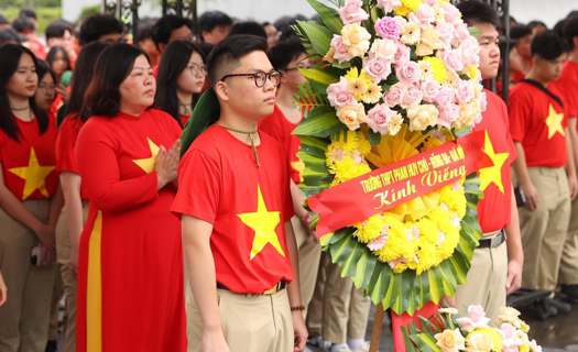 Hành trình tri ân của thầy trò Trường Phan Huy Chú